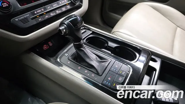 Kia Carnival 2015 thumb 10
