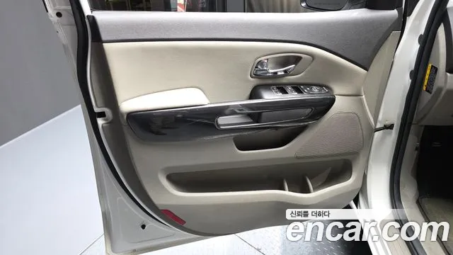 Kia Carnival 2015 thumb 4