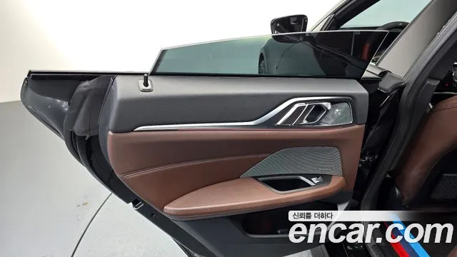 BMW i4 2022 thumb 3