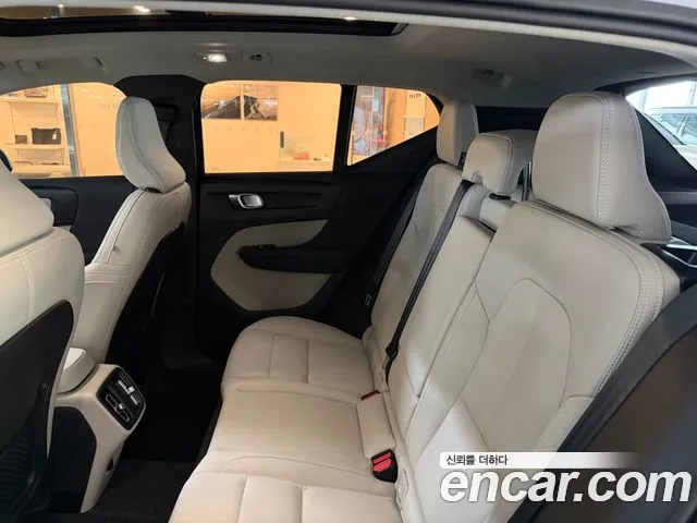 Volvo XC40 2026 thumb 2