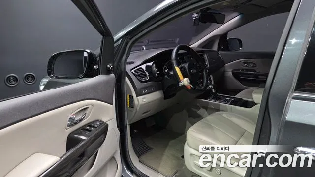 Kia Carnival 2018 thumb 3
