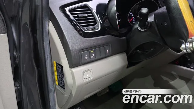 Kia Carnival 2018 thumb 4