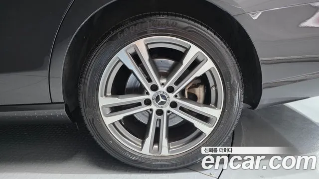 Mercedes-Benz E-Class 2021 thumb 10