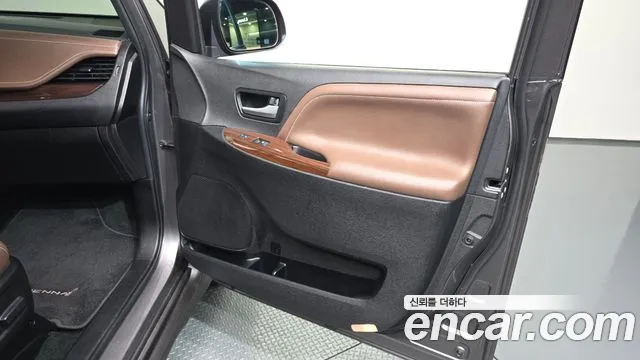 Toyota Sienna 2019 thumb 2