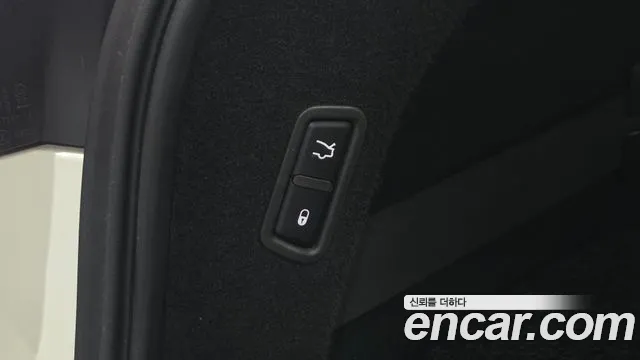 Maserati Levante 2017 thumb 9
