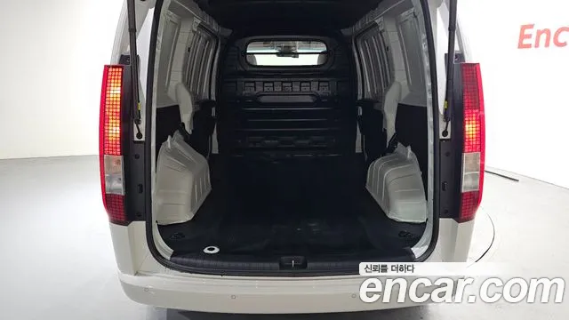 Hyundai Staria 2024 thumb 9