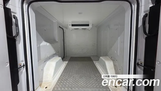 Hyundai Staria 2025 thumb 6