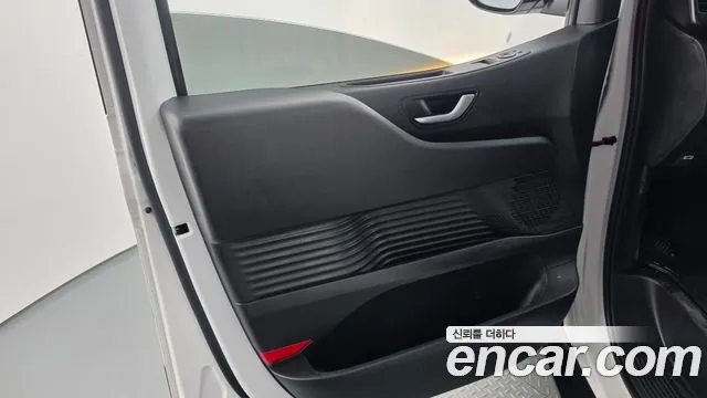 Hyundai Staria 2025 thumb 3