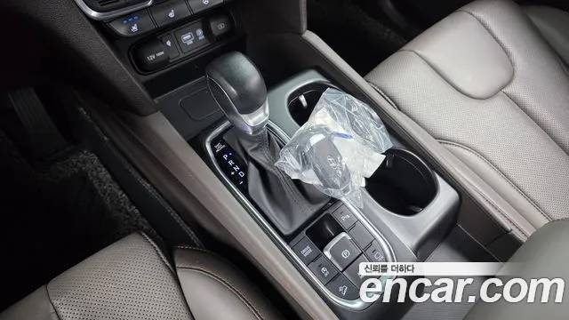 Hyundai Santa Fe 2018 thumb 3