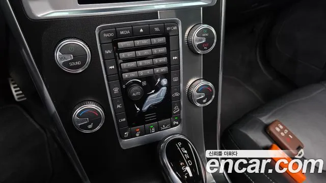 Volvo XC60 2015 thumb 11