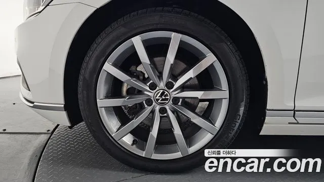 Volkswagen Passat (North America and China) 2022 thumb 5