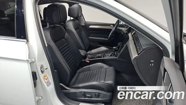 Volkswagen Passat (North America and China) 2022 thumb 11