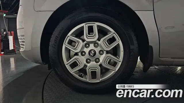Hyundai Staria 2024 thumb 2