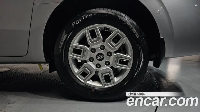 Hyundai Staria 2024 thumb 12