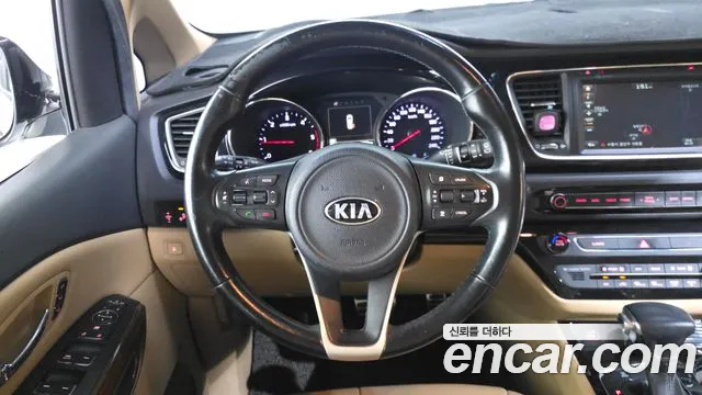 Kia Carnival 2017 thumb 8
