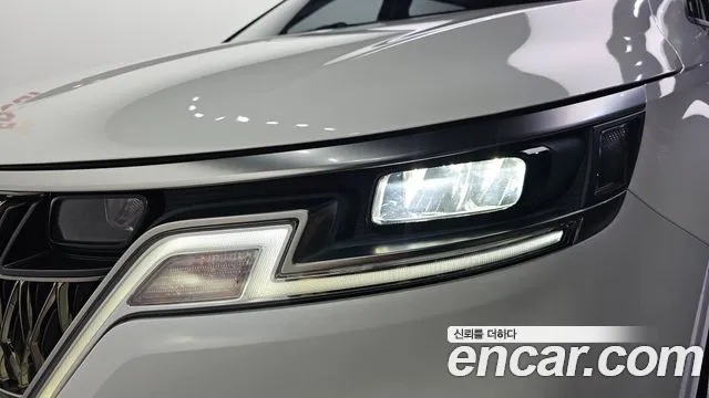 Kia Carnival 2023 thumb 3