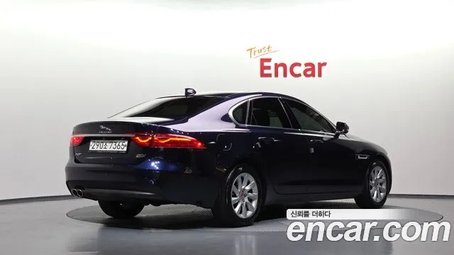 Jaguar XF 2017 thumb 9