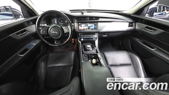 Jaguar XF 2017 thumb 12