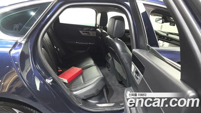 Jaguar XF 2017 thumb 11