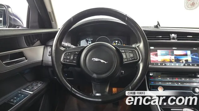 Jaguar XF 2017 thumb 10