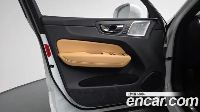 Volvo XC60 2020 thumb 10
