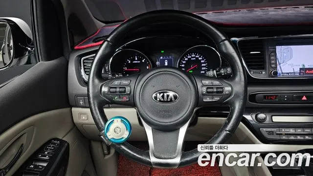 Kia Carnival 2015 thumb 6