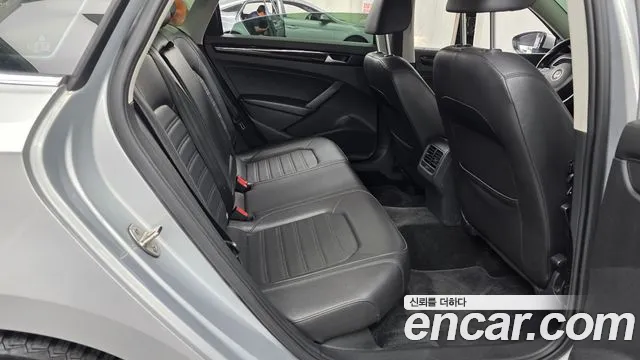 Volkswagen Passat (North America and China) 2015 thumb 2