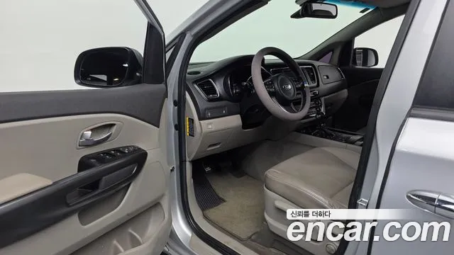 Kia Carnival 2015 thumb 10