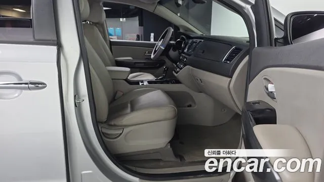 Kia Carnival 2015 thumb 11