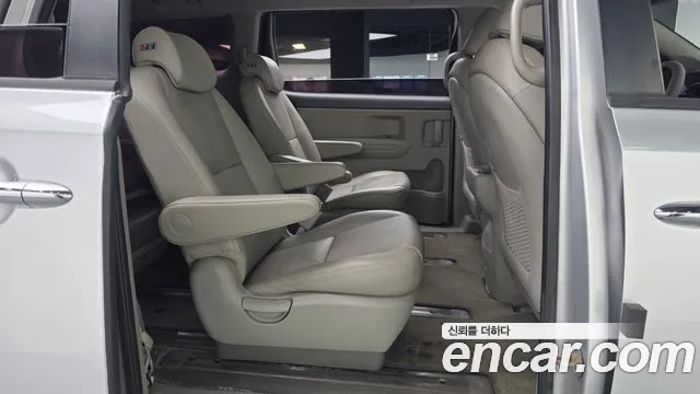 Kia Carnival 2015 thumb 12