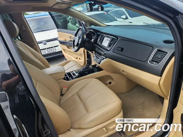 Kia Carnival 2015 thumb 10