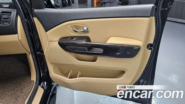 Kia Carnival 2015 thumb 2