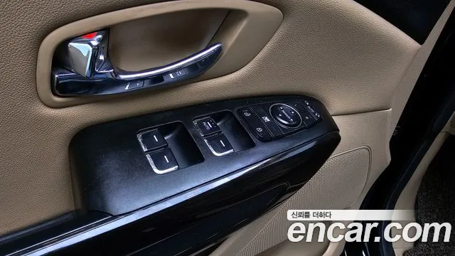 Kia Carnival 2015 thumb 10