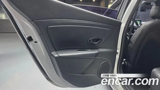 Renault Fluence 2017 thumb 10