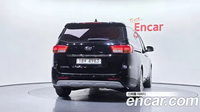 Kia Carnival 2017 thumb 4