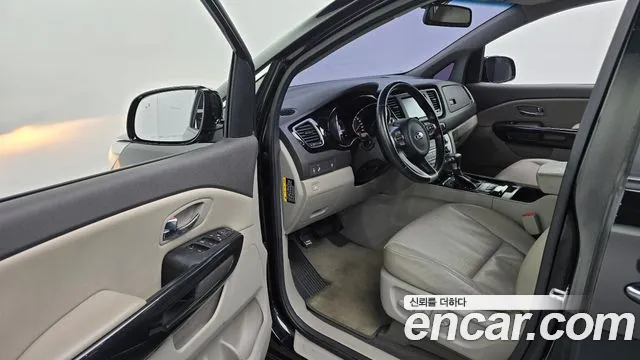 Kia Carnival 2017 thumb 10
