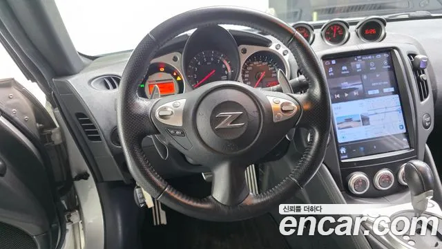 Nissan 370Z 2011 thumb 12