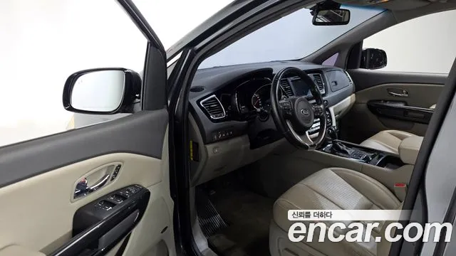 Kia Carnival 2015 thumb 10