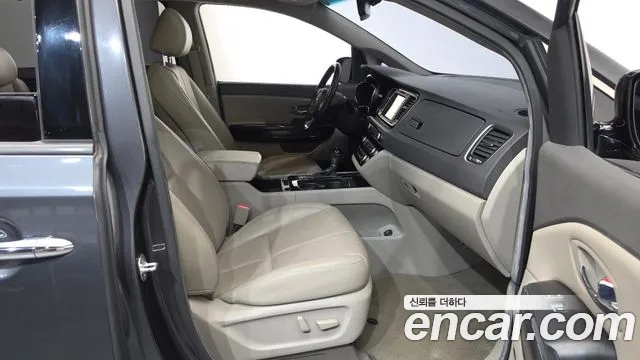 Kia Carnival 2015 thumb 11