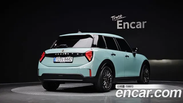 Mini Hatch 2025 thumb 2