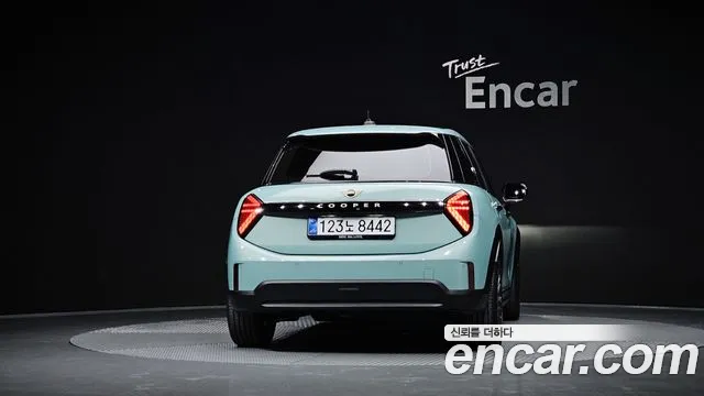 Mini Hatch 2025 thumb 4