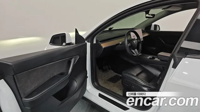 Tesla Model Y 2021 thumb 10