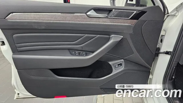 Volkswagen Passat (North America and China) 2021 thumb 10