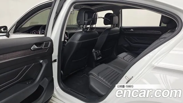 Volkswagen Passat (North America and China) 2021 thumb 8