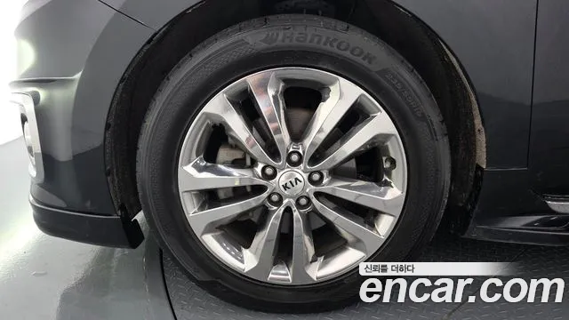 Kia Carnival 2015 thumb 11