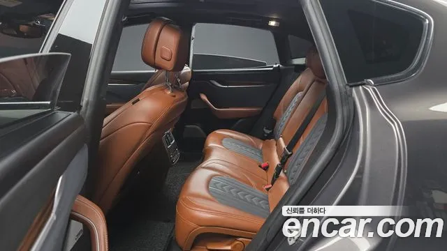 Maserati Levante 2018 thumb 3