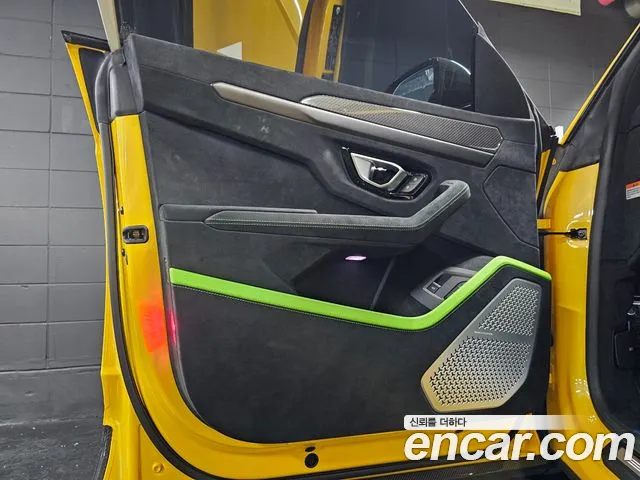Lamborghini Urus 2024 thumb 7
