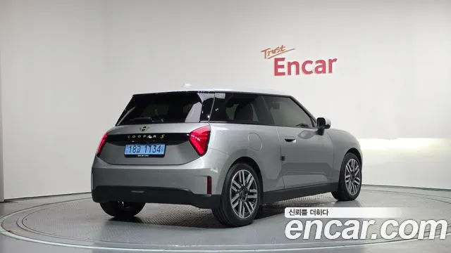 Mini Hatch 2024 thumb 2