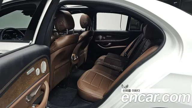 Mercedes-Benz E-Class 2023 thumb 12