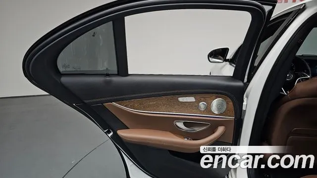 Mercedes-Benz E-Class 2023 thumb 11